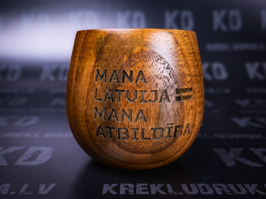 Koka glāzes gravēšana