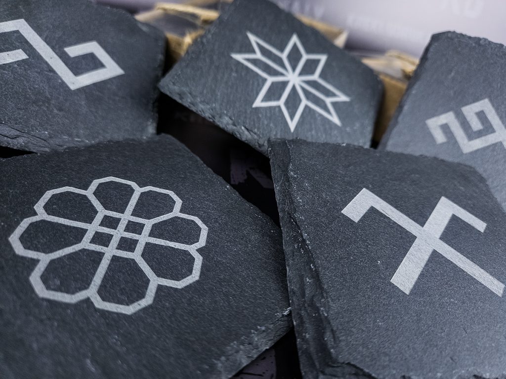 Akmens plāksnes gravēšana